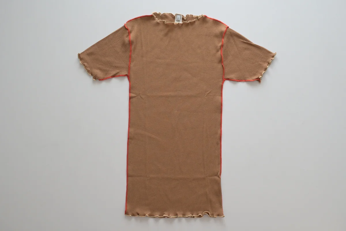 ベースレンジの「Vein」Tシャツ ブラウンに赤のライン