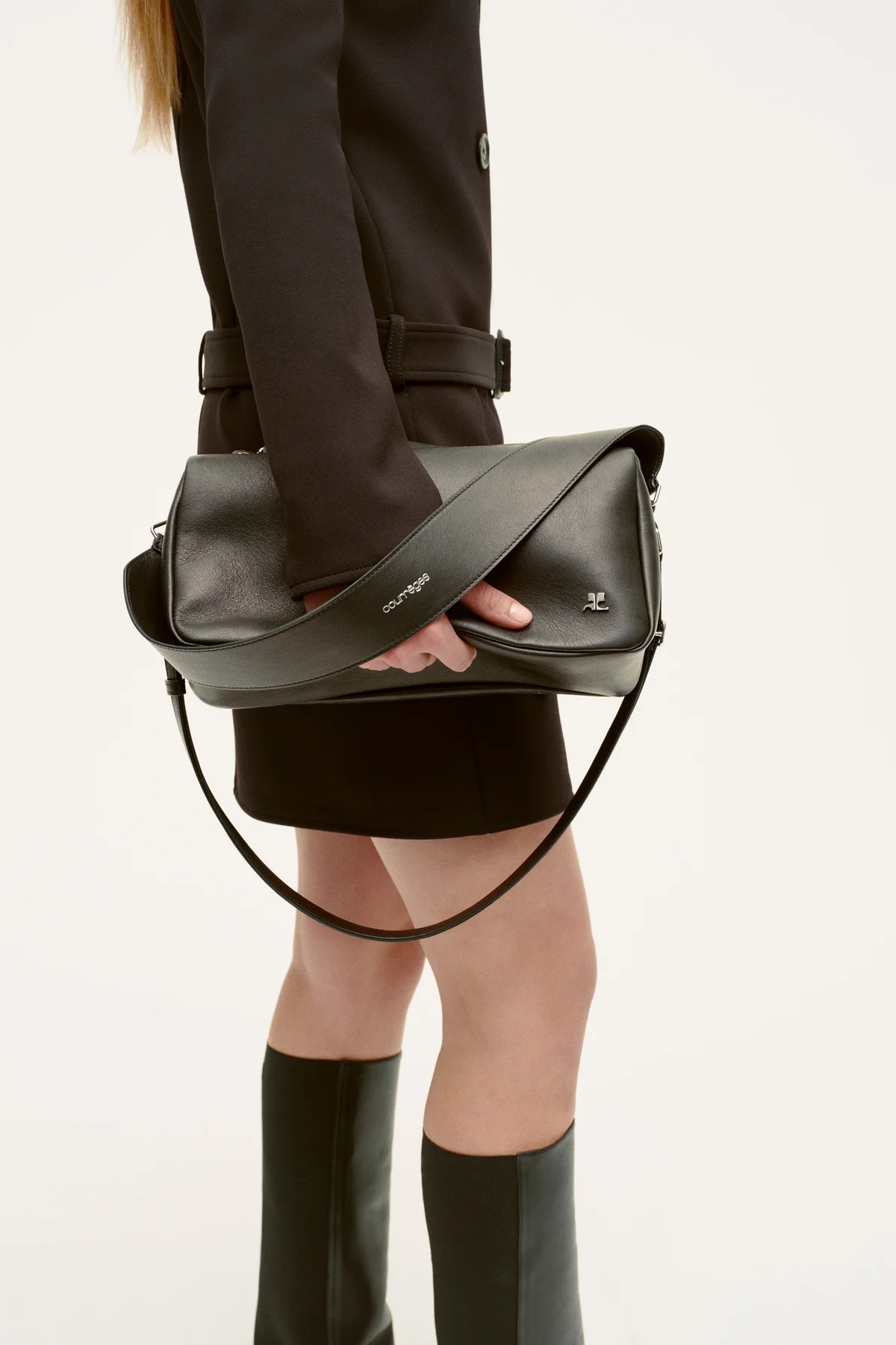 クレージュの2026年秋冬プレコレクション新作バッグ「Three Sixty Bag（スリー シックスティー バッグ）」を手に持つモデルの画像