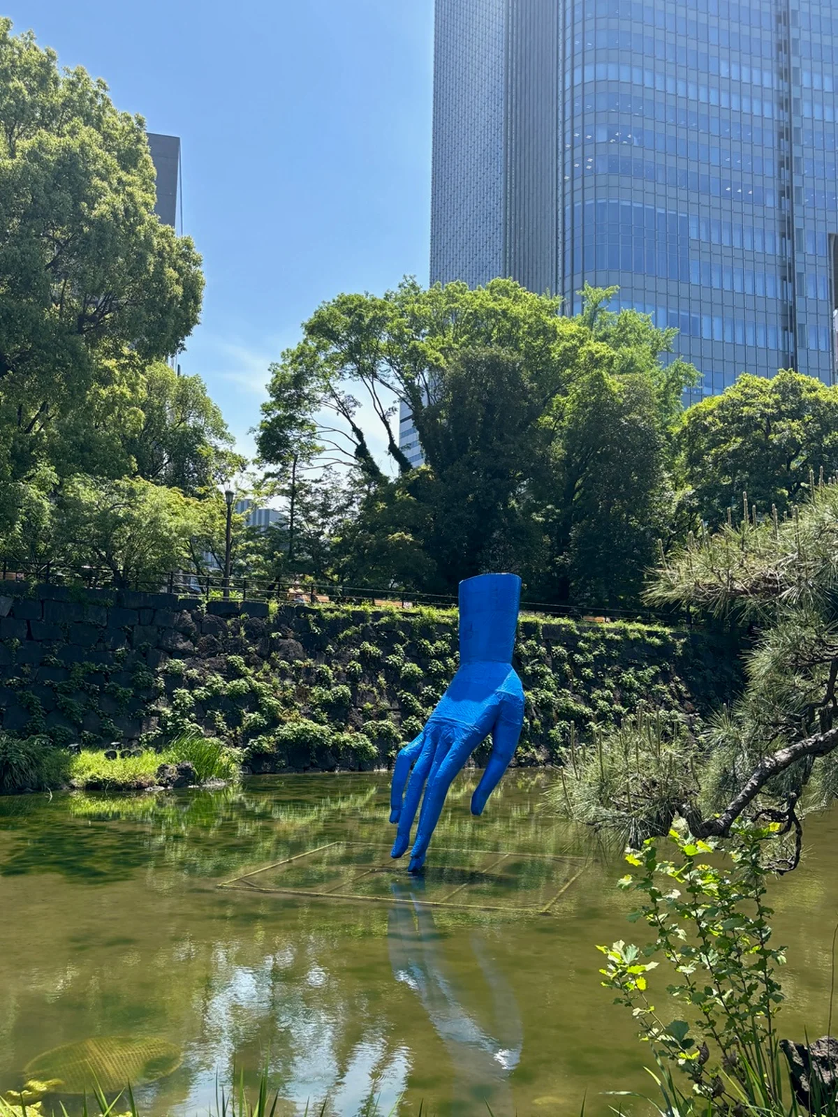 日比谷公園の池に浮かぶ！？『やさしい手』（2018年、久保寛子）