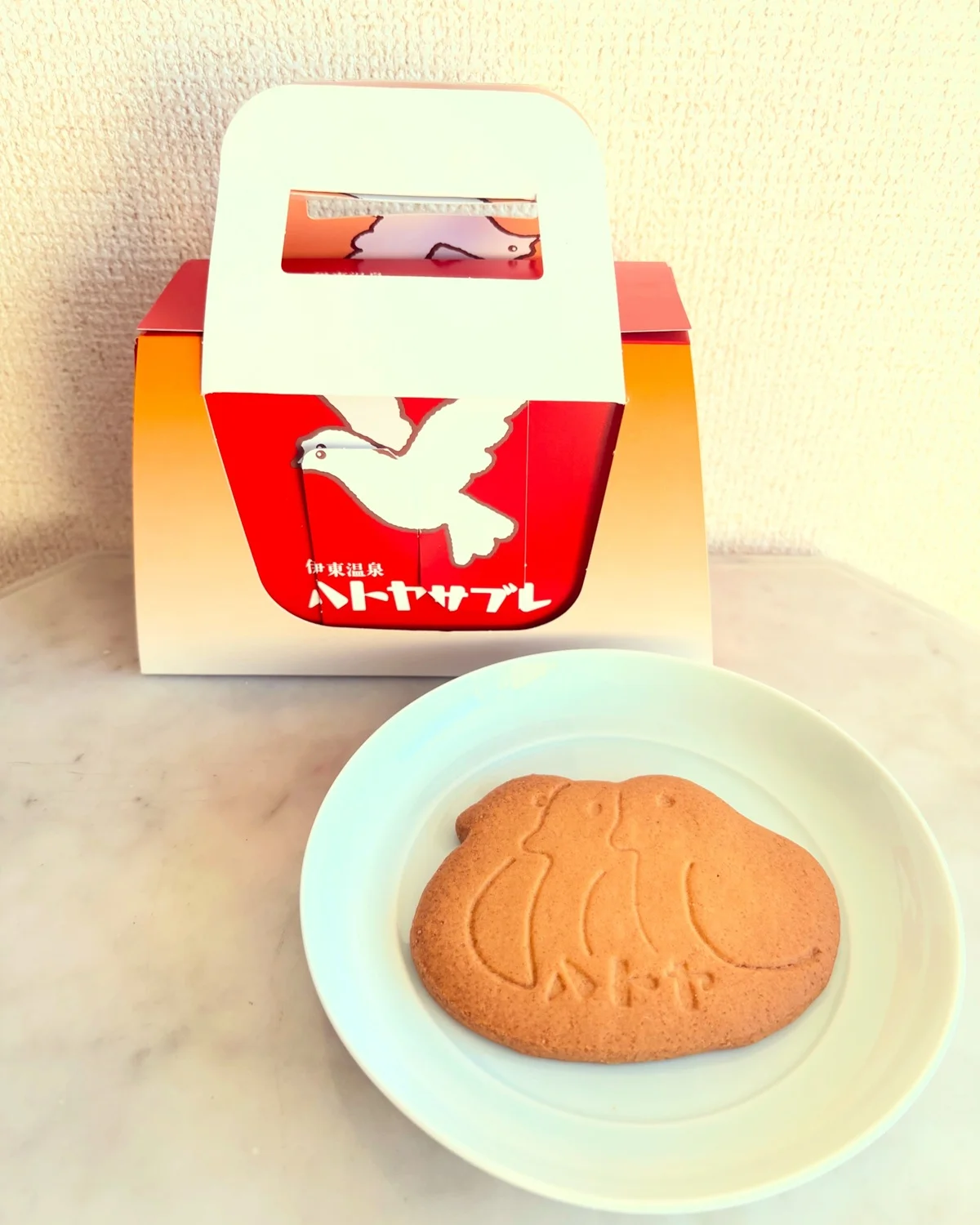 ハトヤサブレは、3羽のハトが重なるキュートさ。