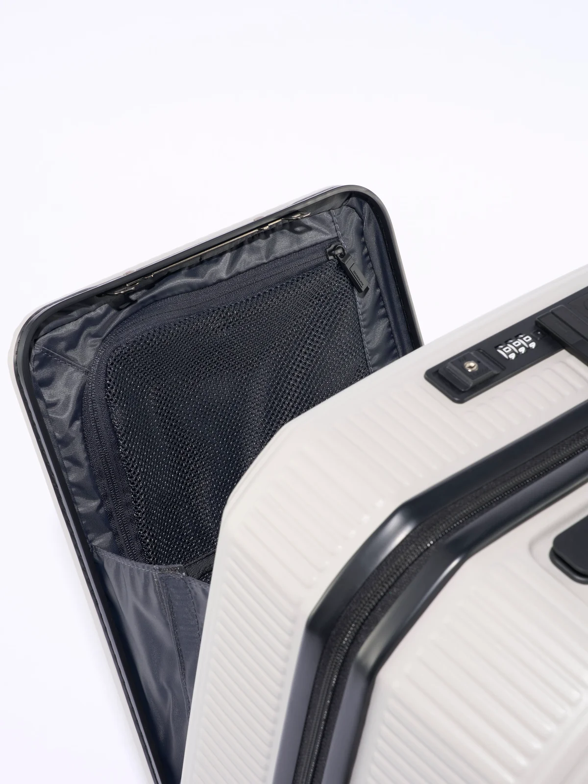 【モノリス】の「SUITCASE PRO OCTA 30」は小物の整理に便利なメッシュポケット