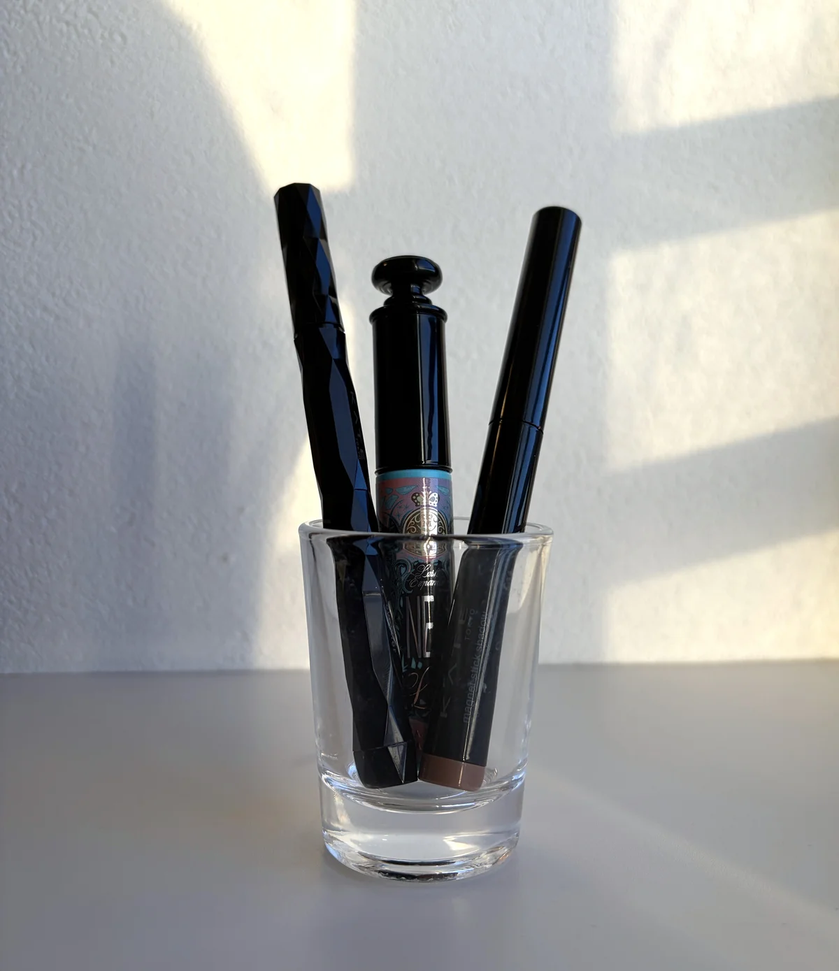 マジョリカ マジョルカ ラッシュエキスパンダー ネオラッケイト マグネットスティックシャドウとアイライナーを容器に入れてに立てた画像