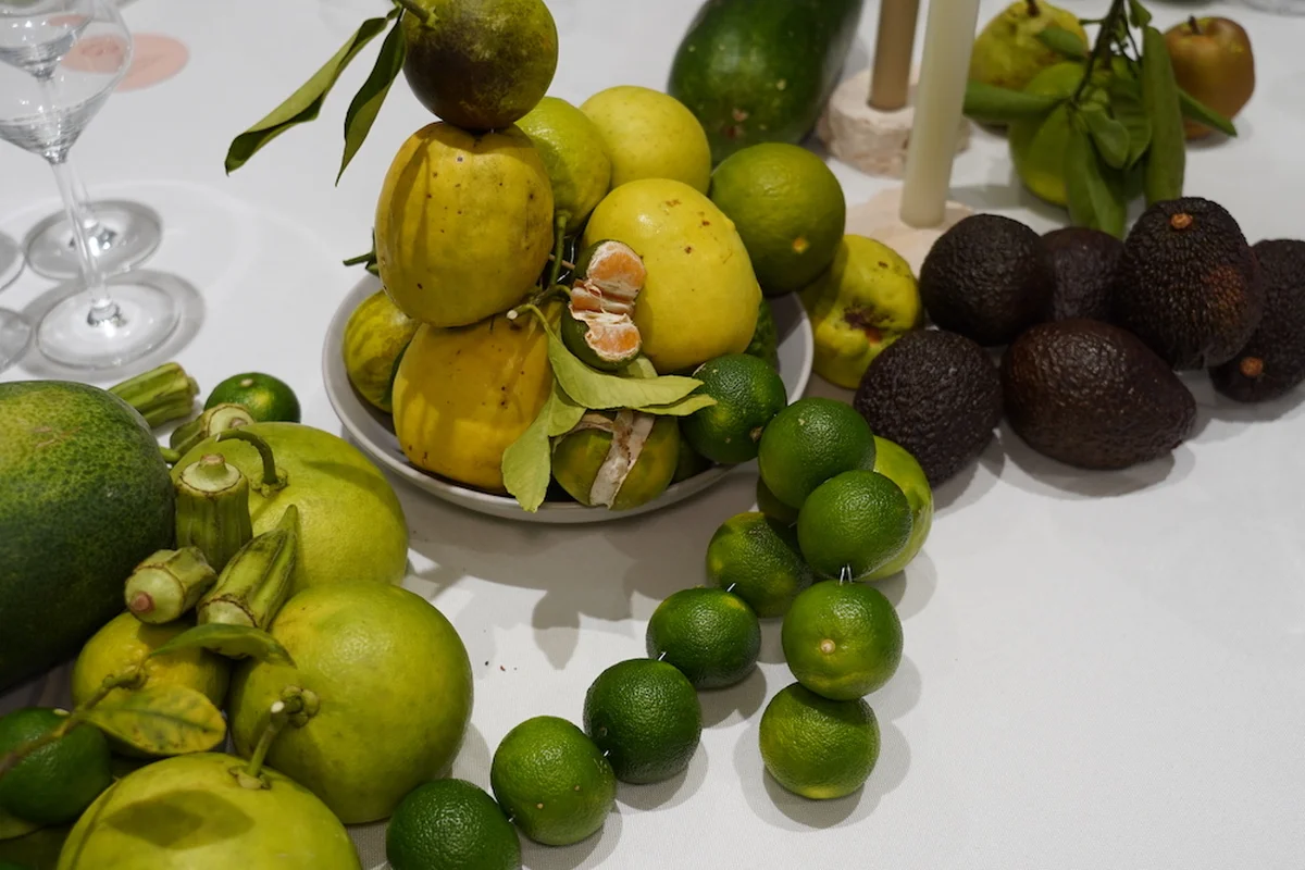 テーブルに置かれたフルーツが、会場に爽やかな香りを添えて。