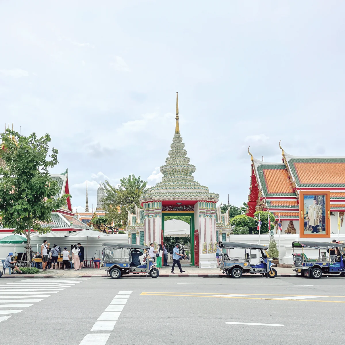 タイ　バンコク　　タイの仏教寺院とトゥクトゥク
