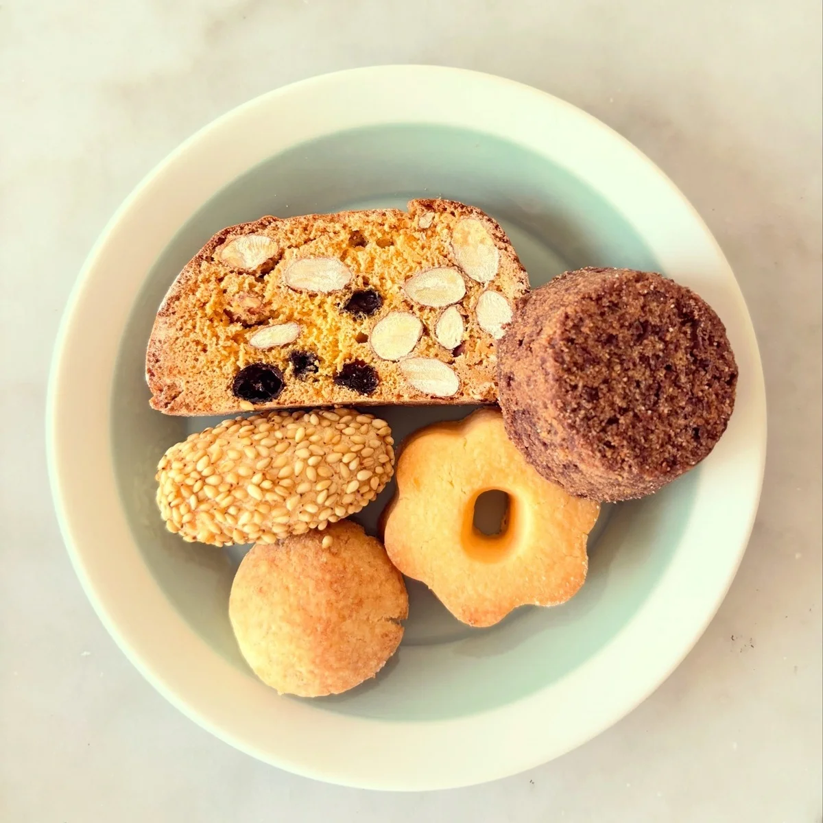 芋の上松蔵の芋けんぴ（ごま）、黒胡麻がたっぷり、食欲をそそる見た目！