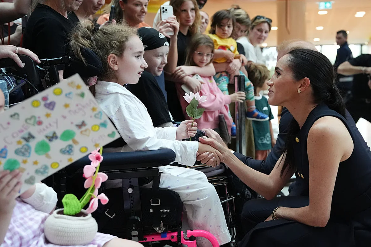小児病院の患者と会話するメーガン妃