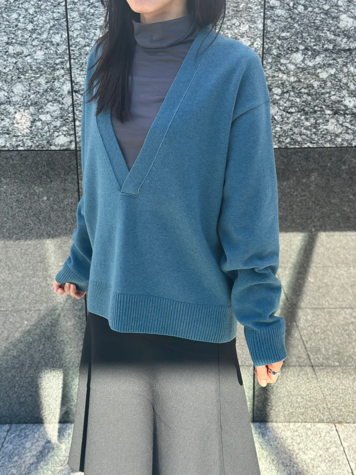 Ernie Palo（アーニーパロ）のVネックニットをタートルネックとコーディネート