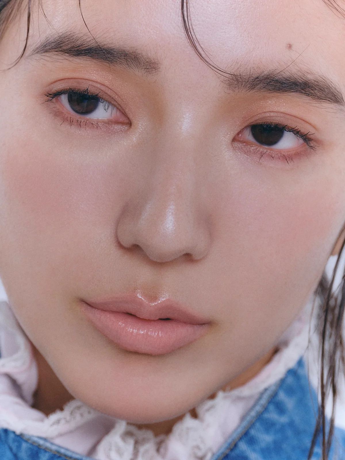 目もと立体感メイクアップの寄り写真