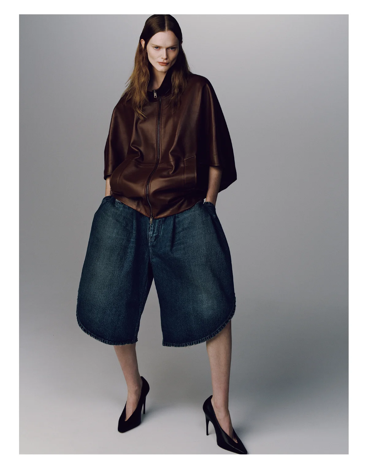 バレンシアガのデニムを着用したモデル