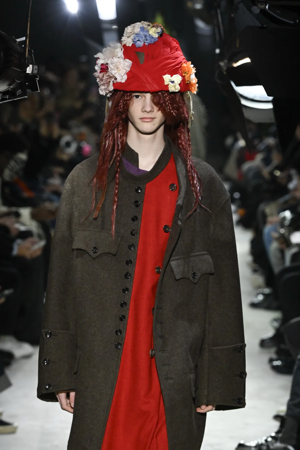 コム デ ギャルソン・オム プリュス 2025-26年秋冬コレクションのルック