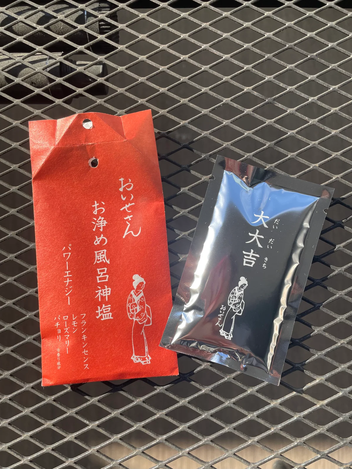 おいせさんのお浄め風呂神塩のパッケージとその中身の写真