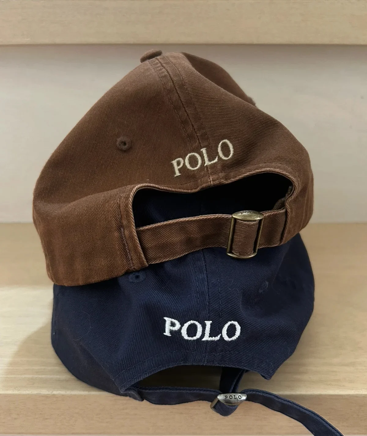 ポロ ラルフ ローレンのアイコニック コットン チノ ボール キャップのブラウンとネイビー