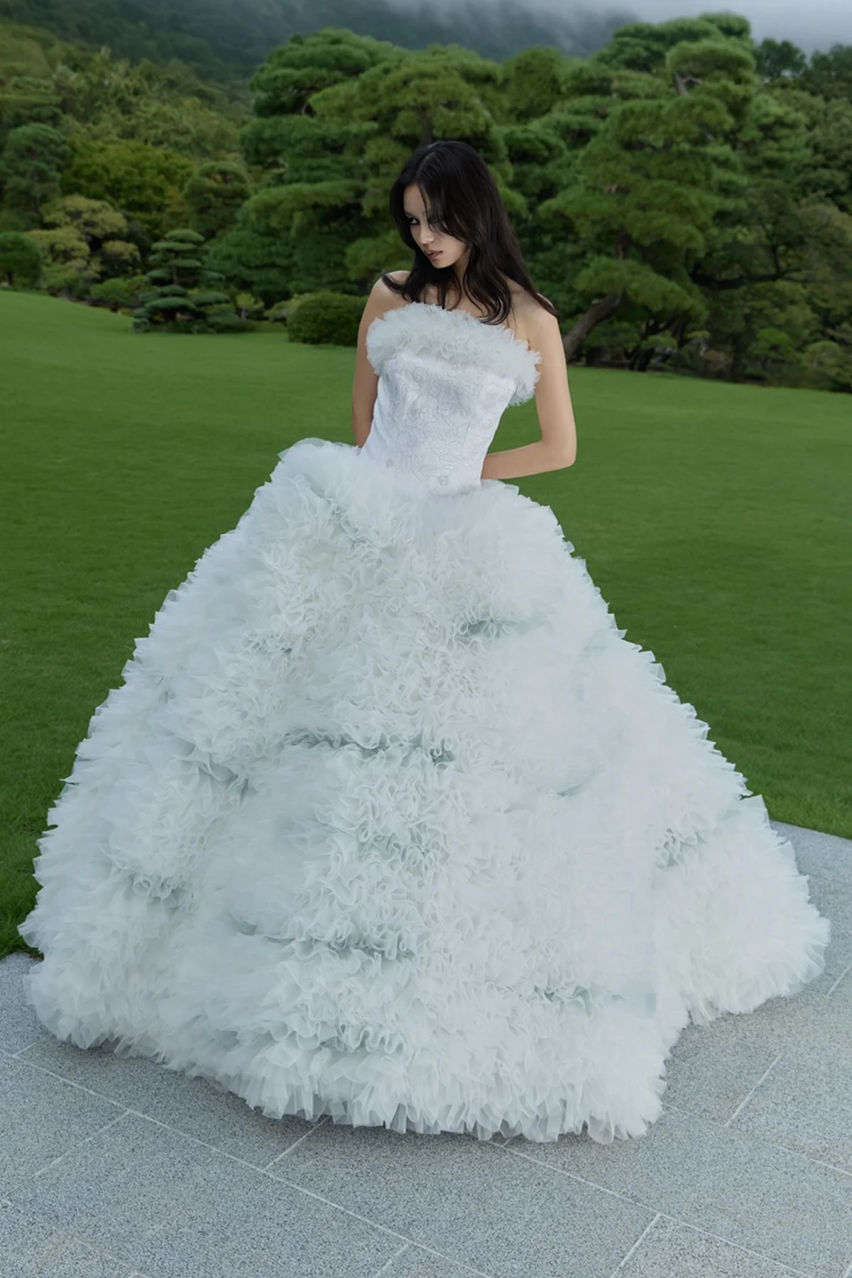 「トモ コイズミ(TOMO KOIZUMI)」初のウェディングドレス。八芳園限定のドレス