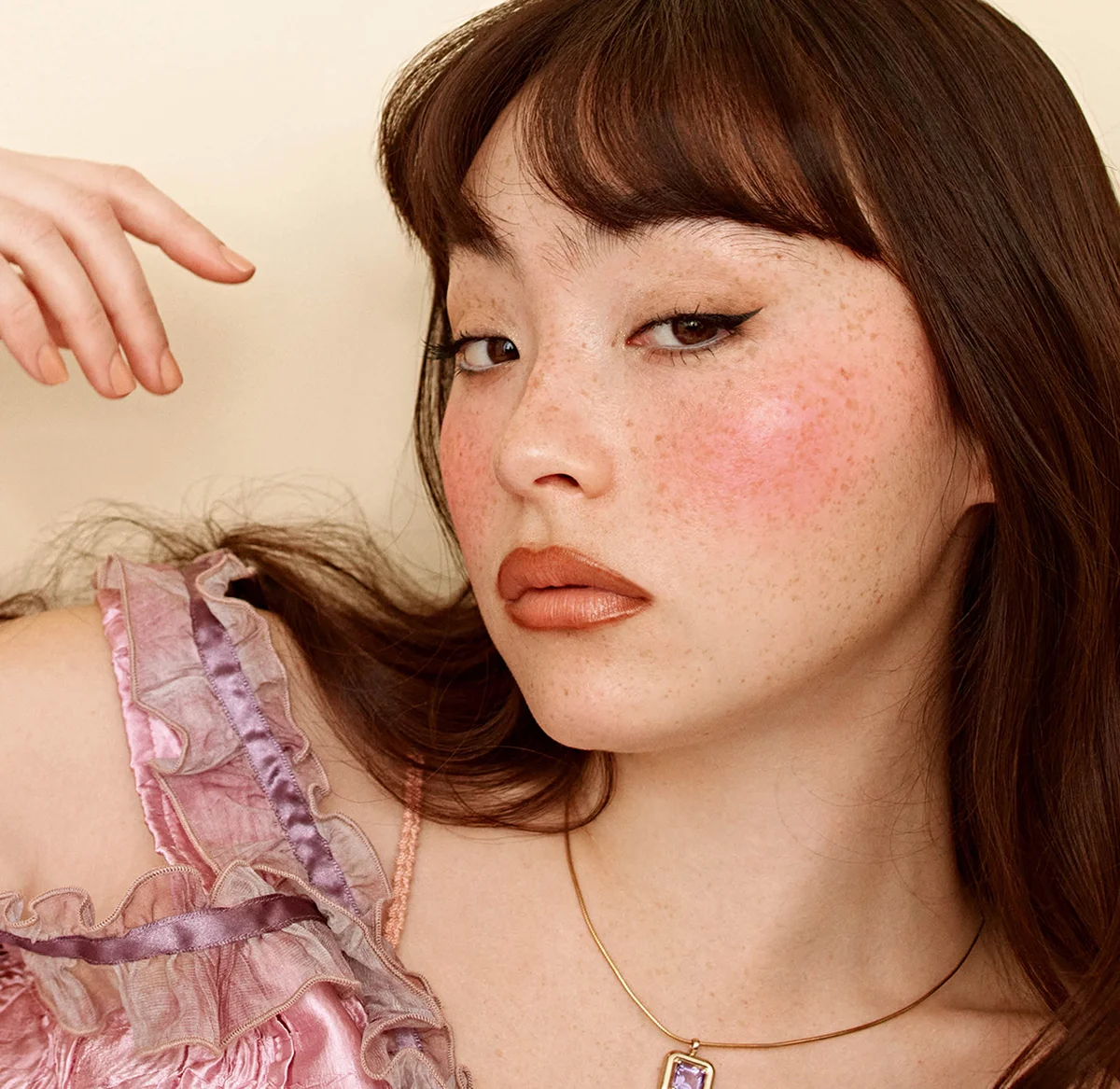 GUCCI beauty グッチ グロウ ブラッシュ 04をつけたモデル