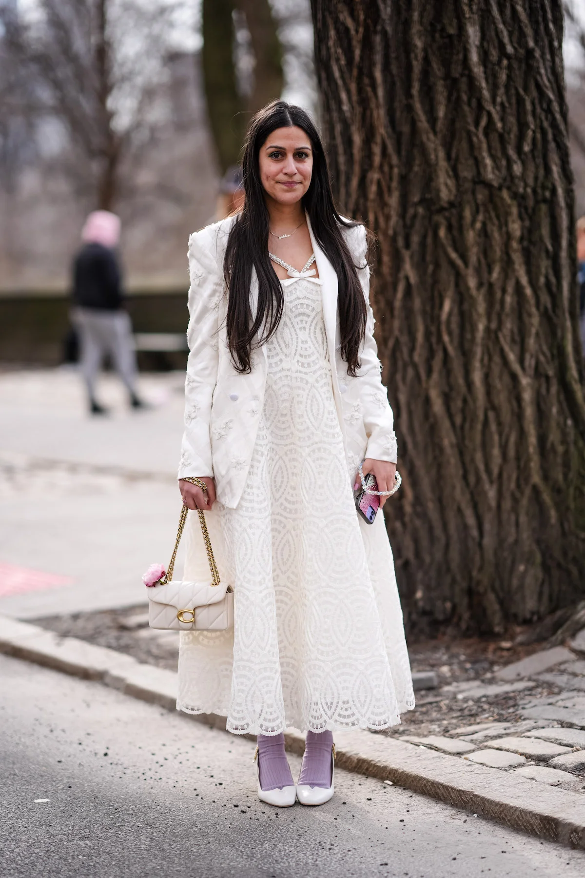 コーチのタビーバッグを携えているインフルエンサー