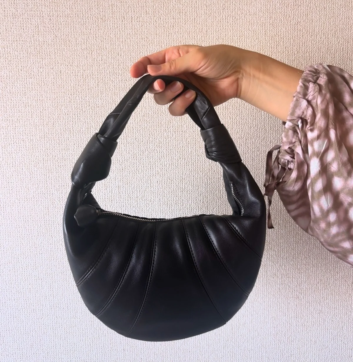 ルメール「フォーチュン・クロワッサン」ミニバッグを手に持った着用カット