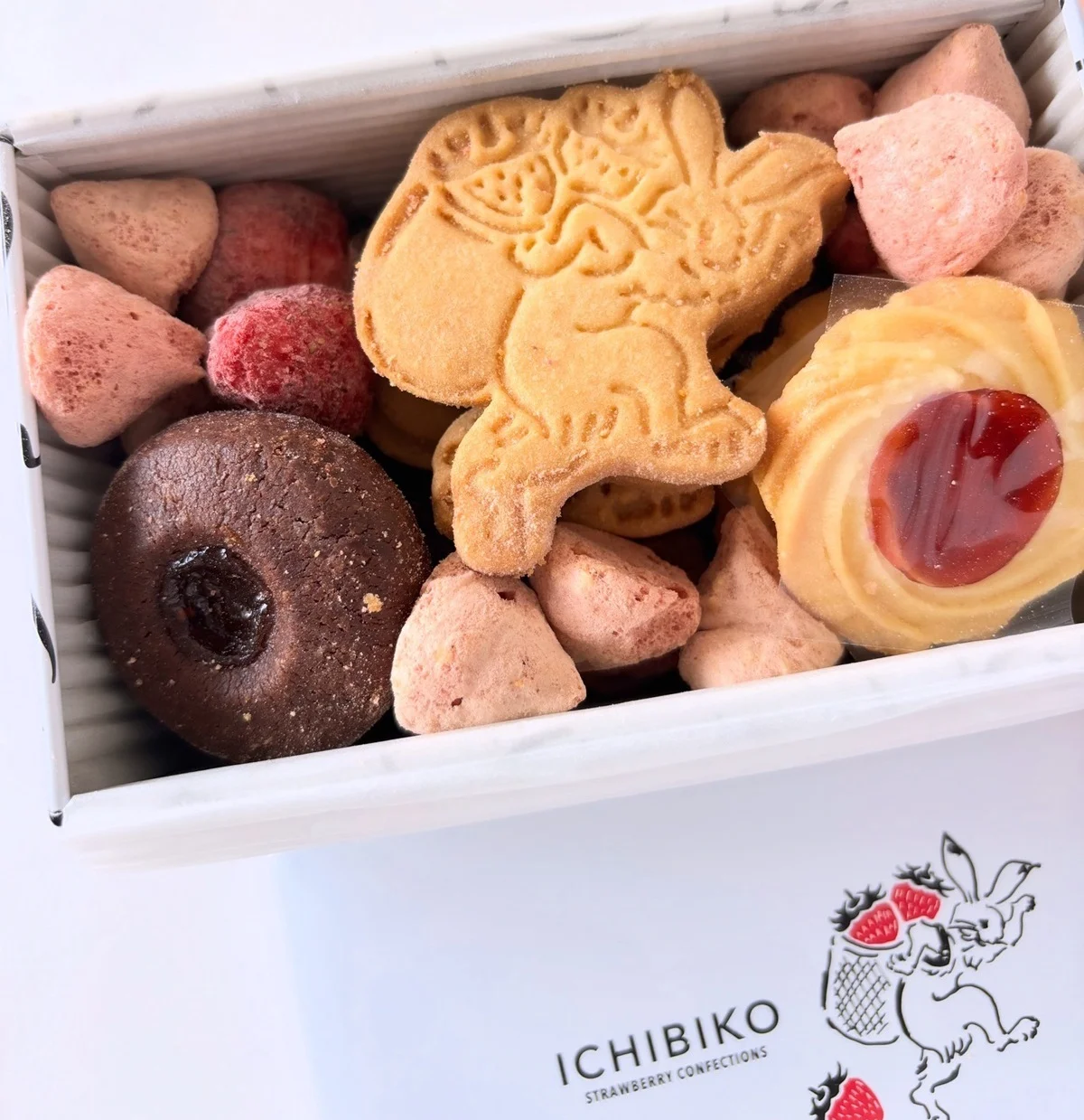 ICHIBIKO（いちびこ）｜クッキー缶は、いちごジャムのクッキーやいちごチョコ、いちごメレンゲなどいちご尽くし！