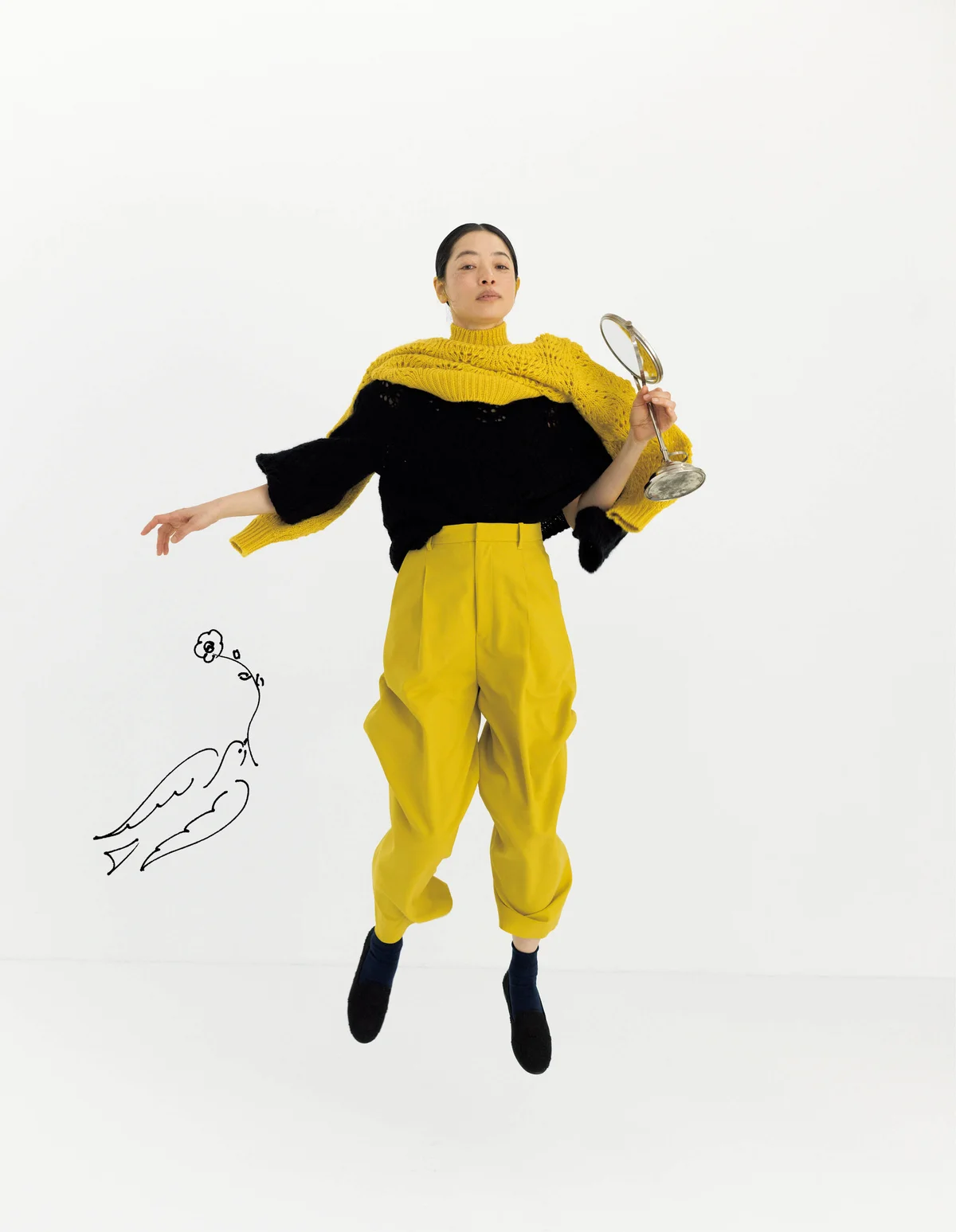 セーター「boccio lo」￥61,600・中に着たセーター「fiow」￥132,000・パンツ「relaxante」￥68,200・靴「tambourine」￥29,700／ミナ ペルホネン