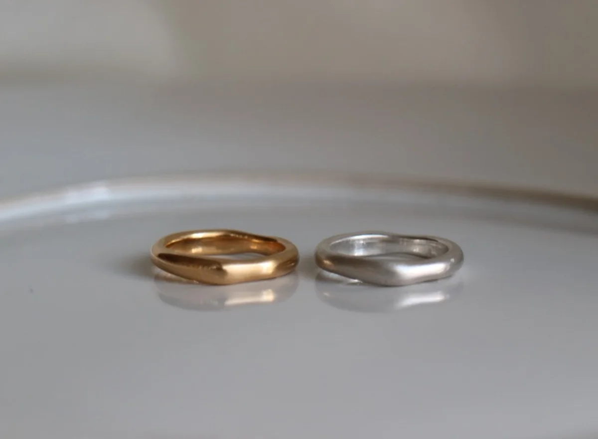 atelier ST,CAT（アトリエ エスティー,キャット）の結婚指輪。少しゆがんだフォルムがアイコニック。