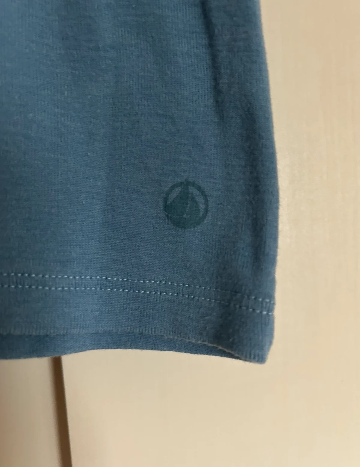 左裾にロゴマークがプリントされたプチバトーの半袖Tシャツ