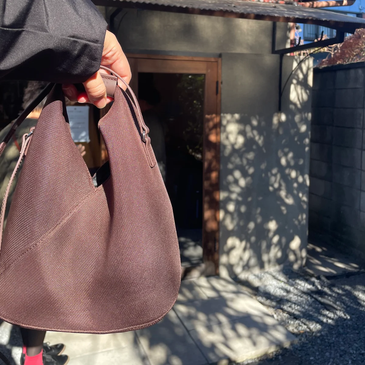 エムエム６ メゾン マルジェラのジャパニーズバッグ クロスボディを持っている写真