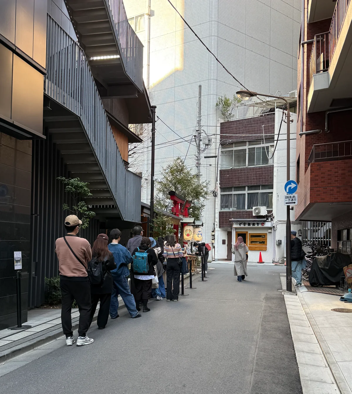 五十稲荷神社の御朱印やお守りを求める行列