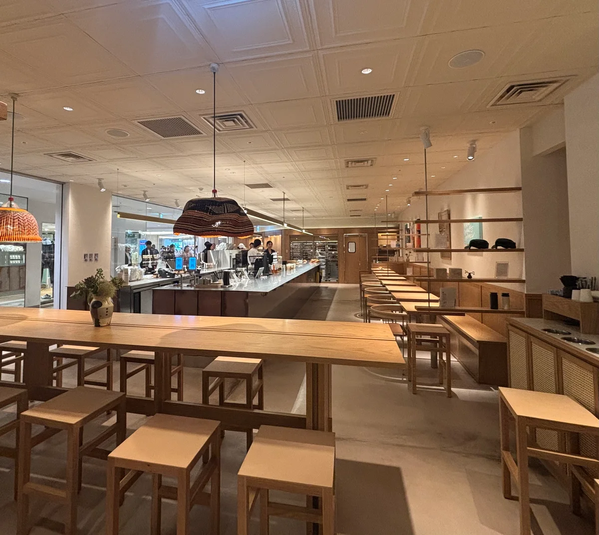 トリュフベーカリー　TRUFFLE BAKERY  新宿店　店内　内装　