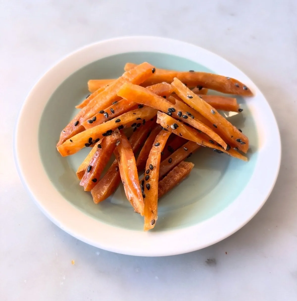 芋の上松蔵の芋けんぴ（ごま）、黒胡麻がたっぷり、食欲をそそる見た目！