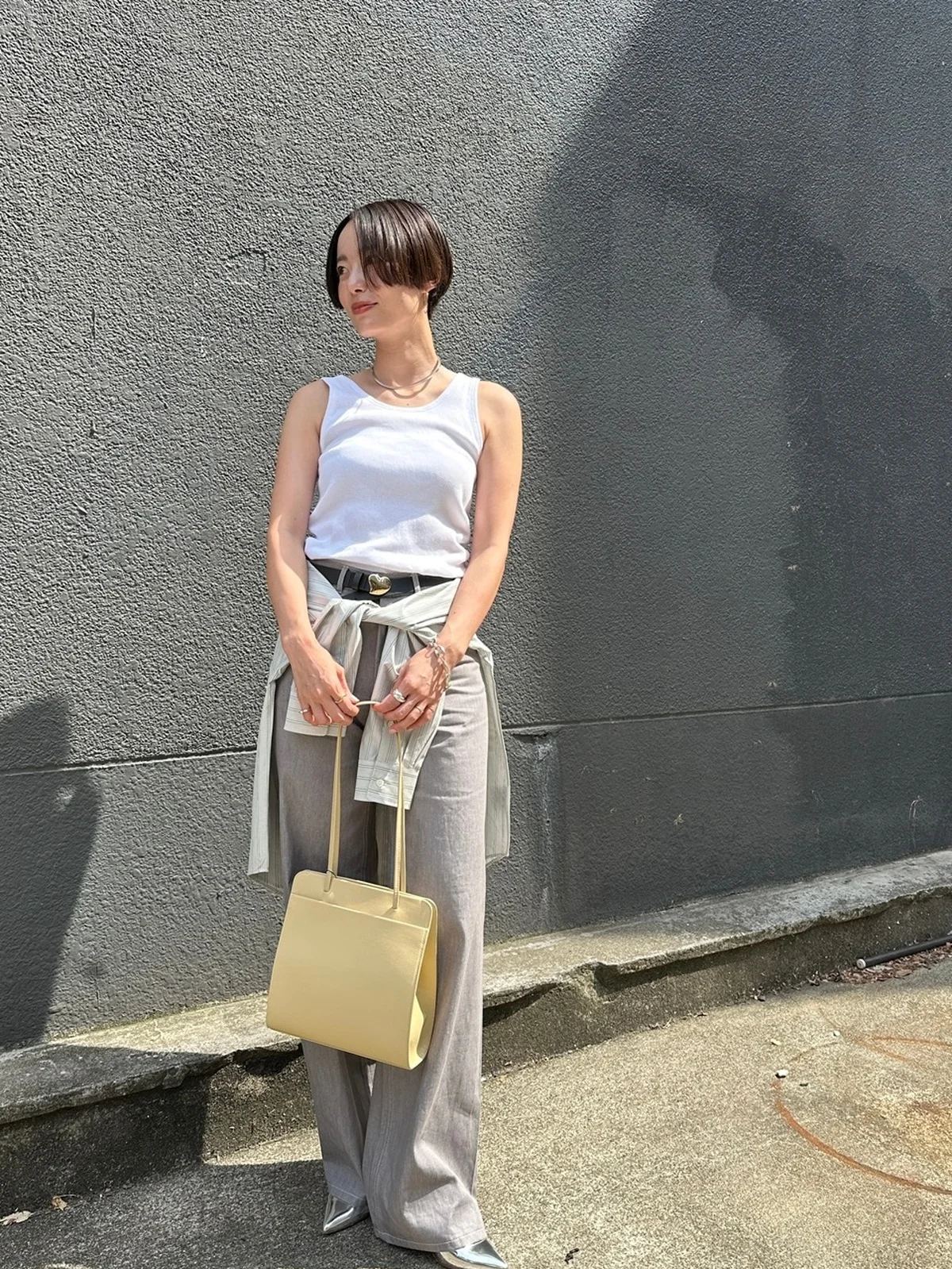ビームスPR桑原優季さんの全身スタイル。女性らしさのあるカジュアルスタイルがこの夏の気分。フェインの別注バッグがアクセント