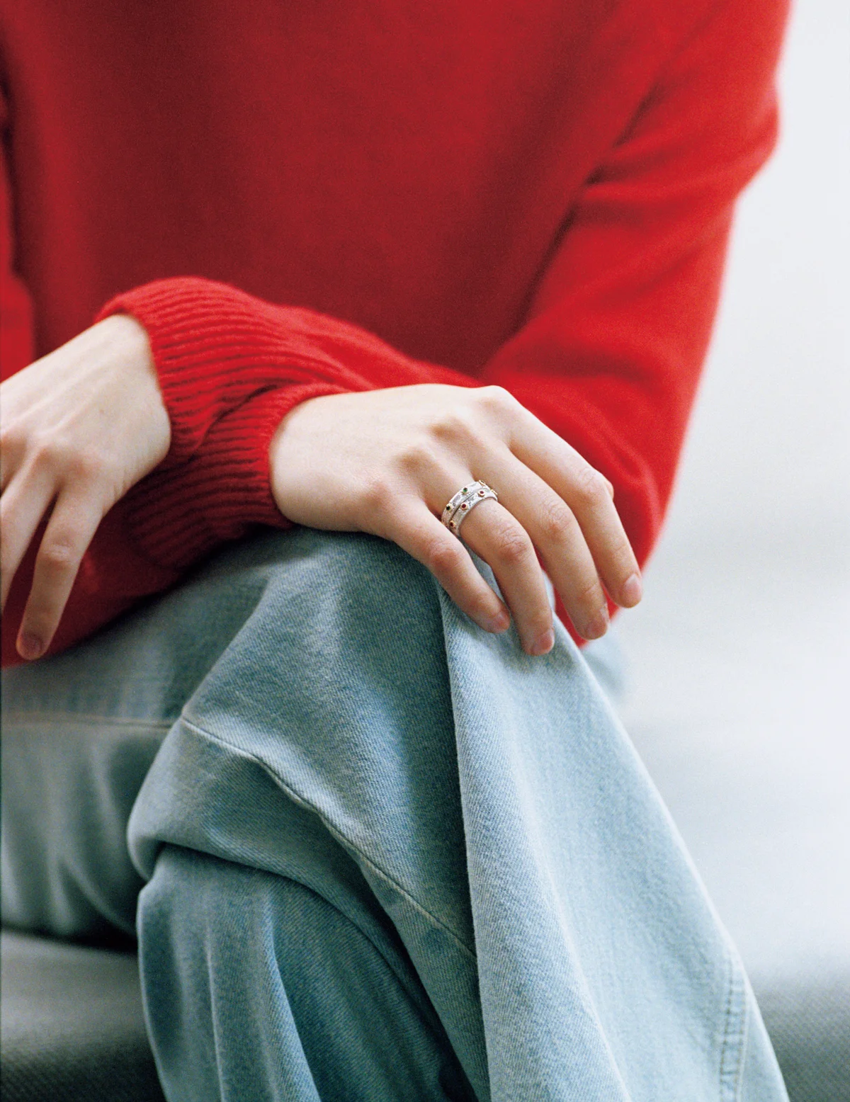 ブチェラッティのリング「マクリ ポジターノ」を着用したモデル