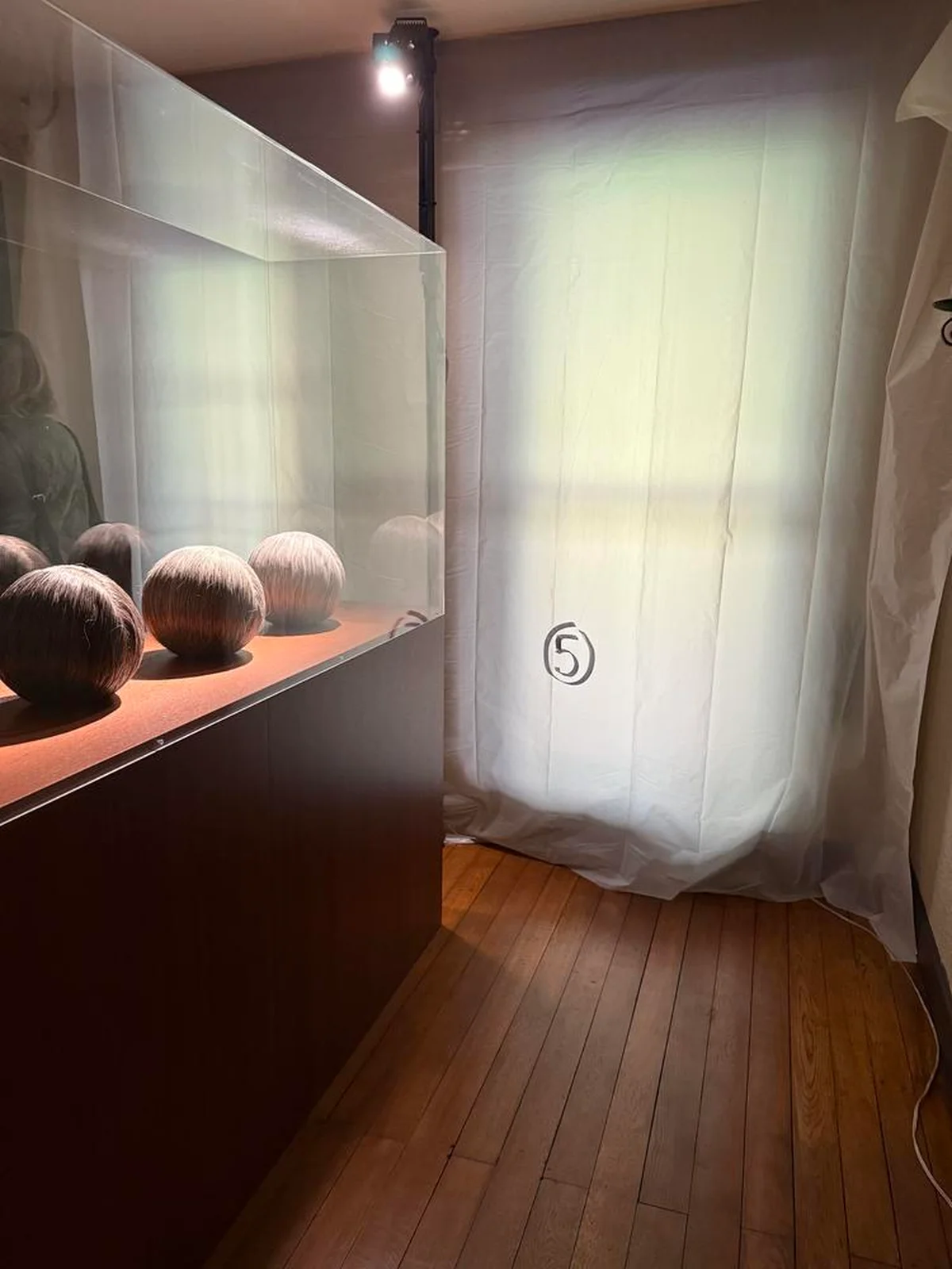 【マルタン・マルジェラ個展】長い年月を経て変わりゆく髪の色を、４つの球体で表現した「Vanitas Ⅱ」