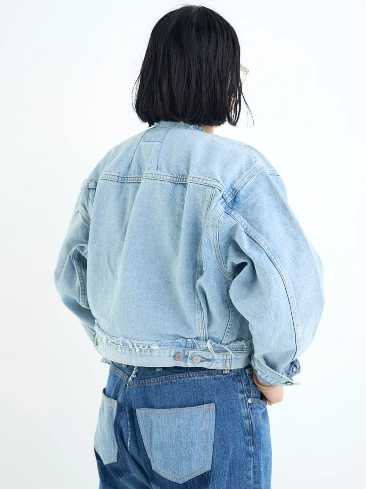 ストライプオーバーサイズシャツ￥33,000・ラウンドTシャツ￥14,300・カーブシルエットパンツ￥38,500 　すべてアモーメント