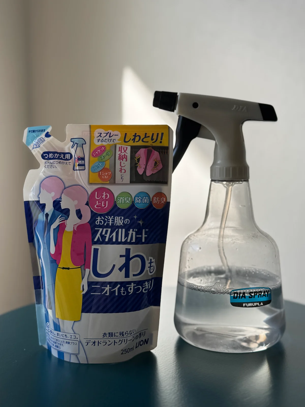 お洋服のスタイルガードシワもニオイもすっきりスプレー詰め替え用と、詰め替え後のボトル