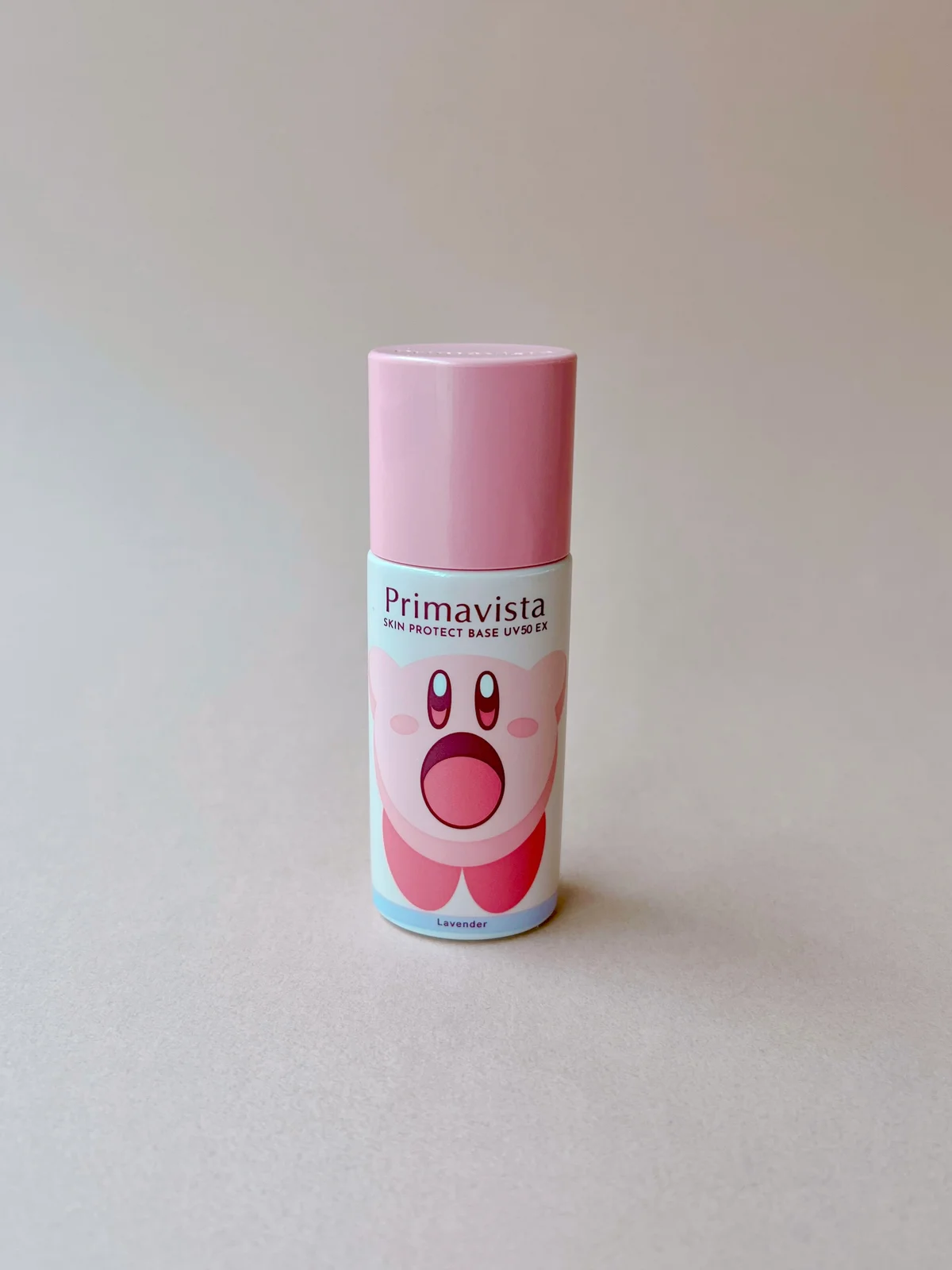 「スキンプロテクトベース 皮脂くずれ防止　UV50　EX 限定デザイン（カービィ）」（25ml）¥3,080　ボトル