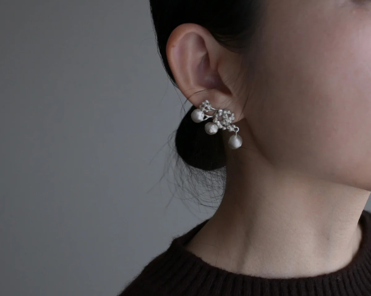 Zoé Mohmのシルバーピアス「PEBBLE CHARMED ACHILLÉE STUDS」 の着用イメージ