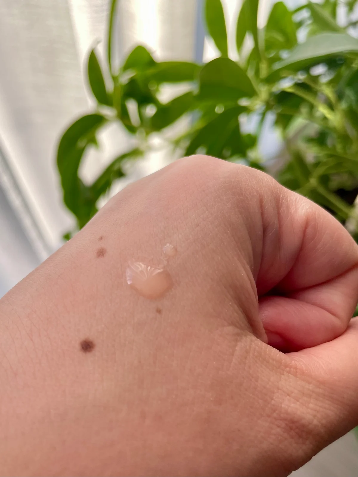 シャネルのネイルオイル「ユイル ア オングル」のテクスチャーが分かる写真