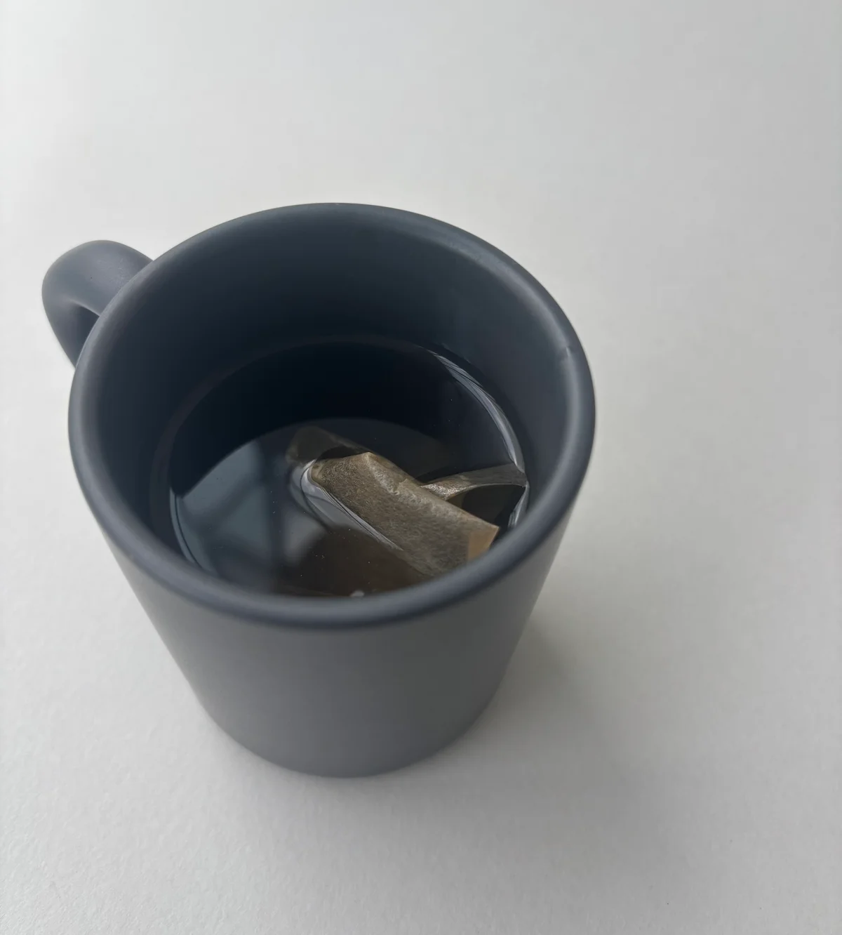 そのまま飲んで美味しい贅沢なあご入りおだしにお湯を注いだところ