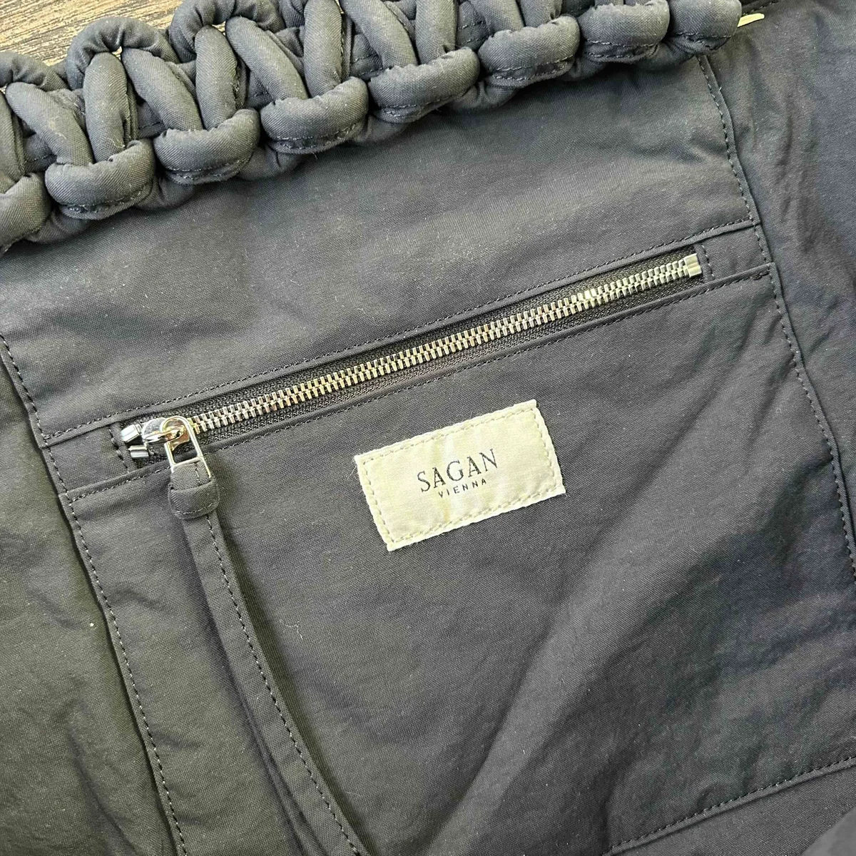 SAGAN Vienna(サガン ヴィエンナ)【SPURSHOP別注】パザートートバッグ 内側ポケットとロゴ