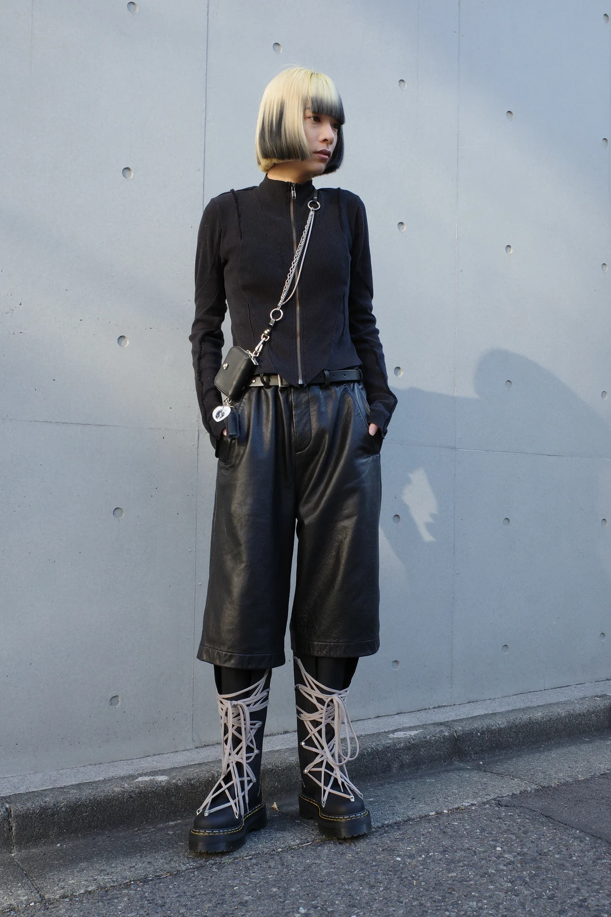 ユカノさんが着用したエンタイア スタジオのレザーパンツルック
