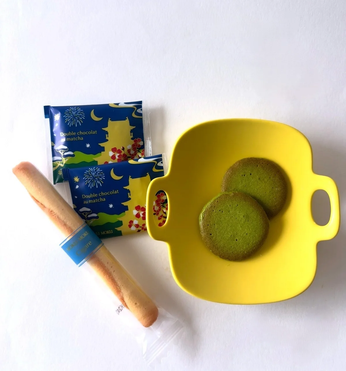 ヨックモックの空港限定の「マッチャ ビスキュイ アソルティ」缶には、ここだけで展開の抹茶サンドサブレが！