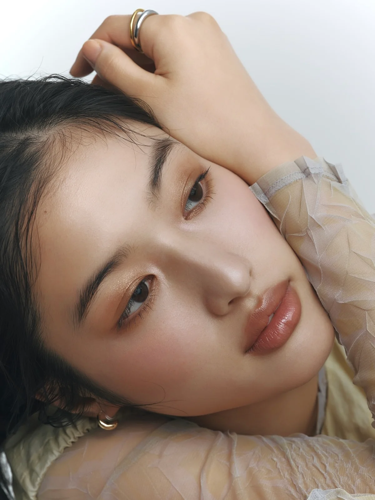 メタリックブラウンシャドウメイクアップの完成カット