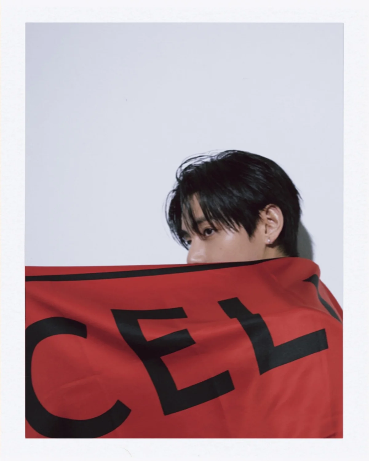 CELINE 26-27年秋冬コレクションのプレシューティングに参加したBTSのV