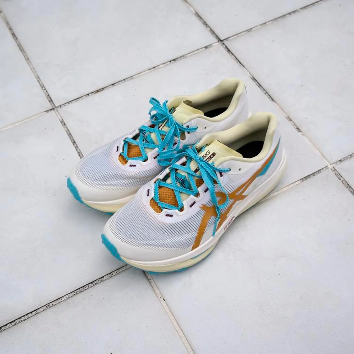 アシックスのスニーカー FUJISPEED 4