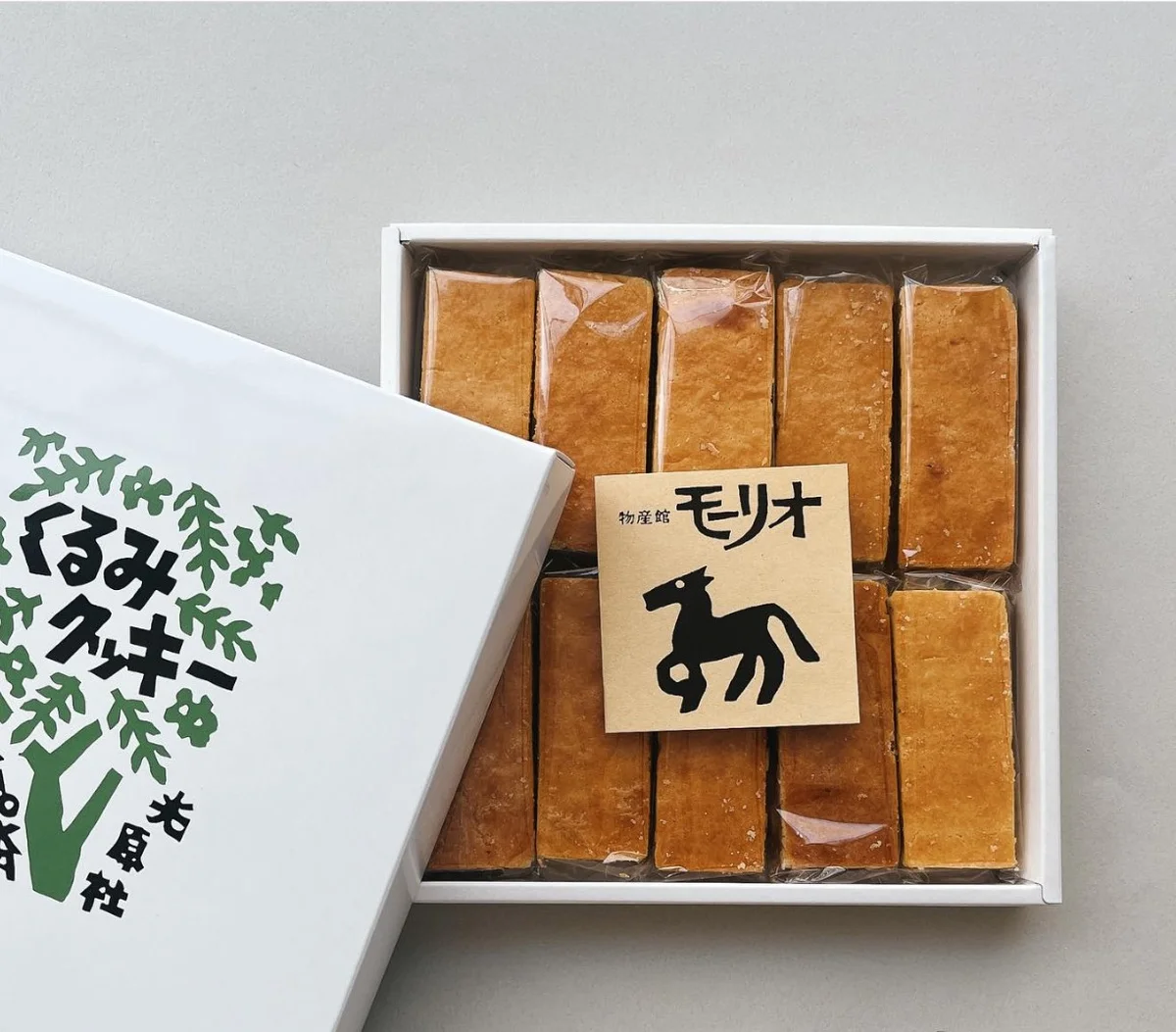 くるみクッキーの箱、10個入りの様子。型染め作家の小田中耕一さんによるパッケージ