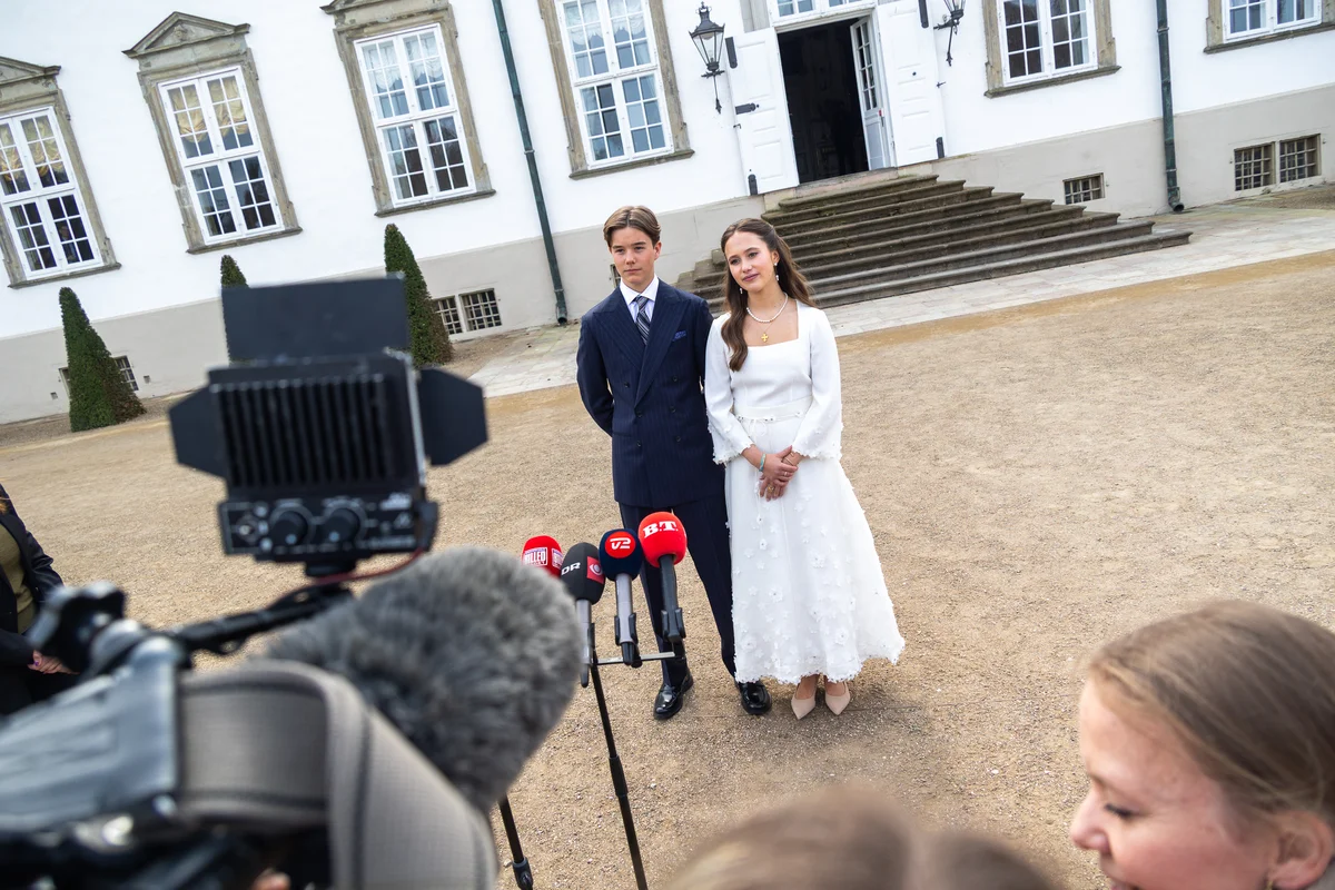 共同記者会見に応じるヴィンセント王子とジョセフィーヌ王女