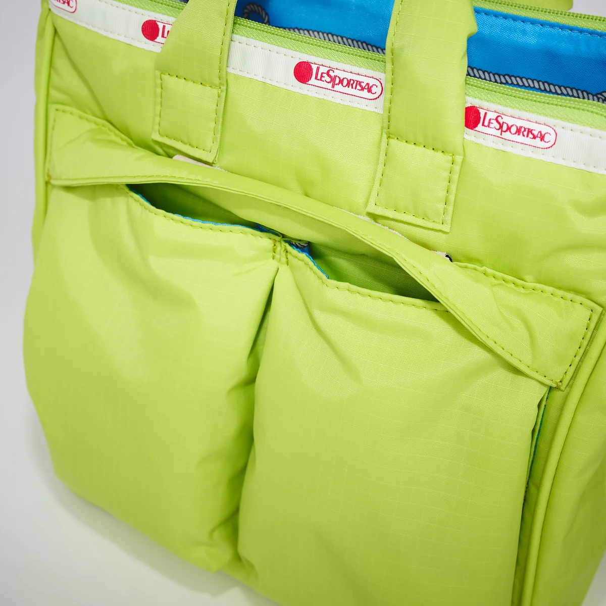 レスポートサックのバッグ「MED HELMET TOTE」のバックポケット