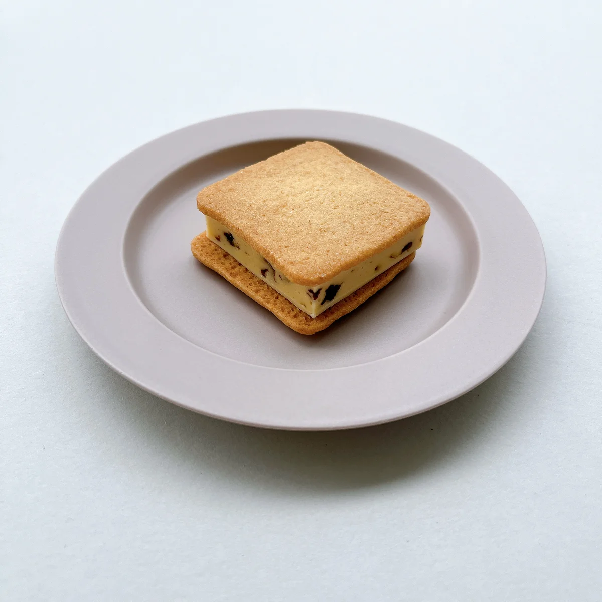 富久栄珈琲 のチョコレートサンド。ラムレーズンにホワイトチョコレートがベストマッチ