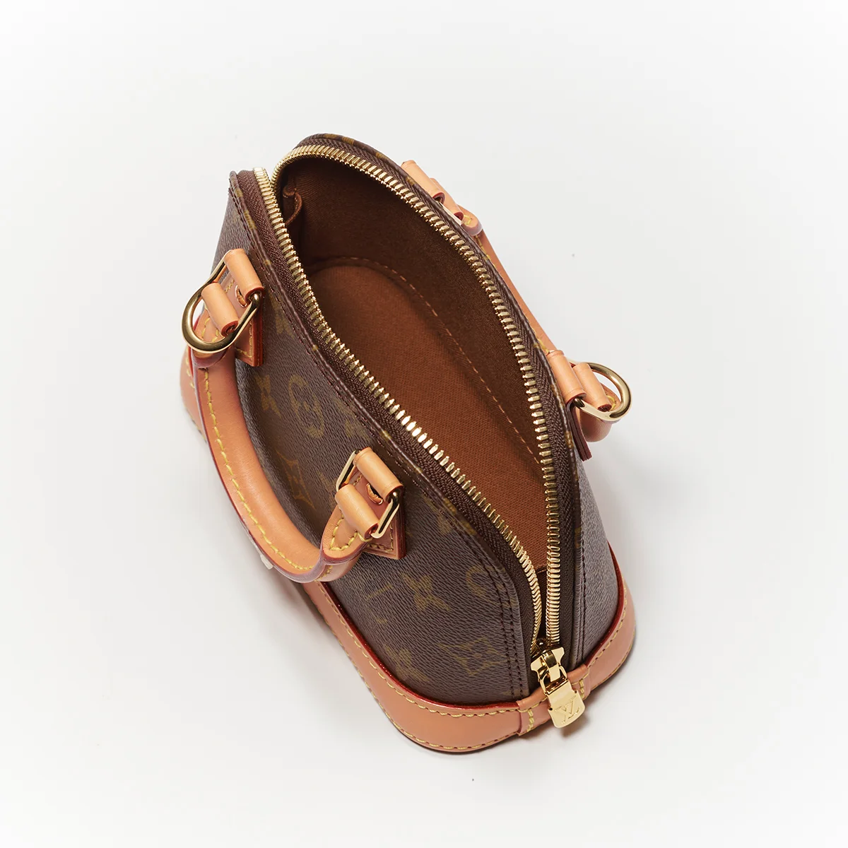 ルイ・ヴィトンのモノグラムバッグ「ナノ・アルマ」　開口部を上から見た図