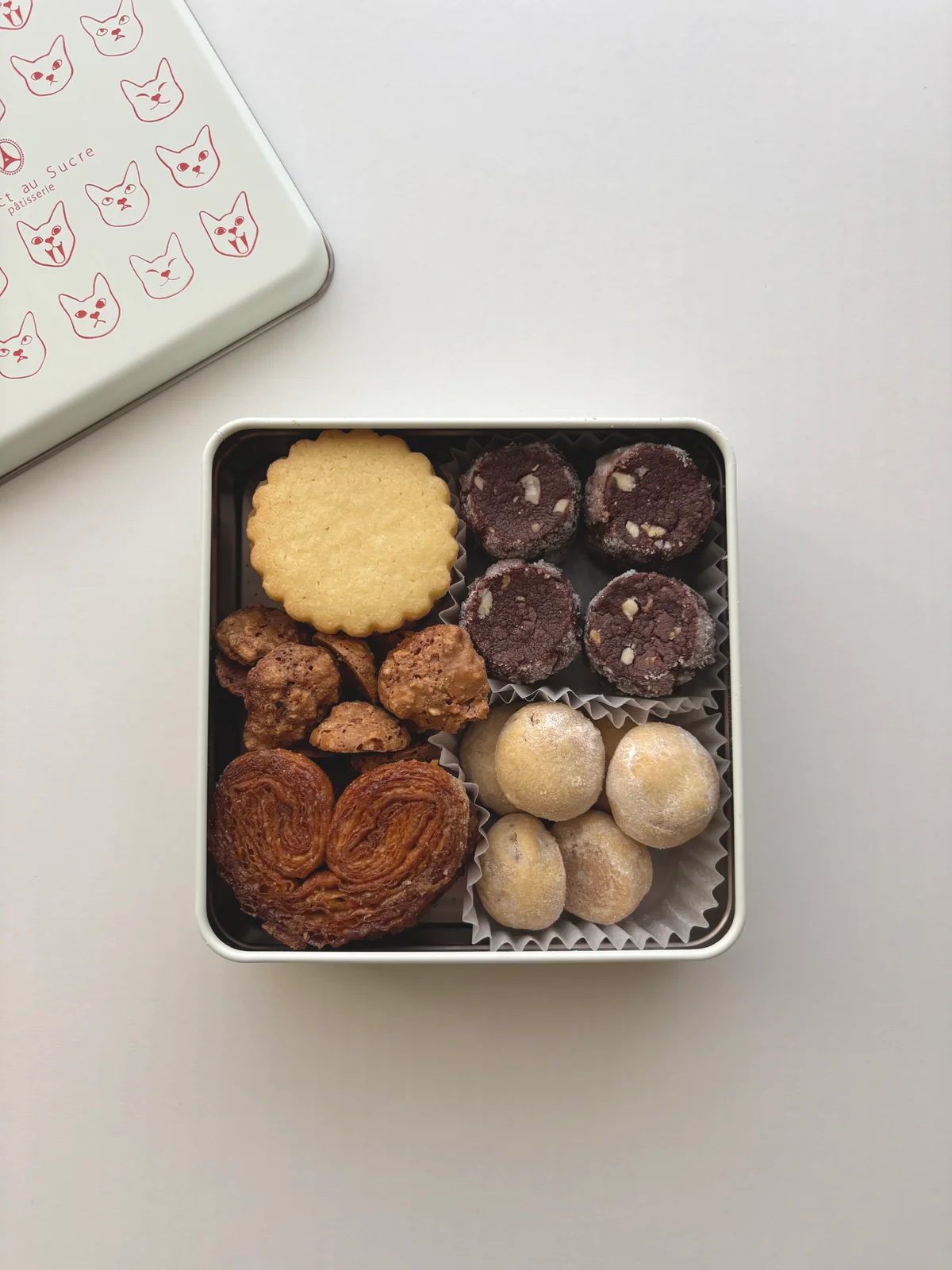 アディクトオシュクルのクッキー缶の中身