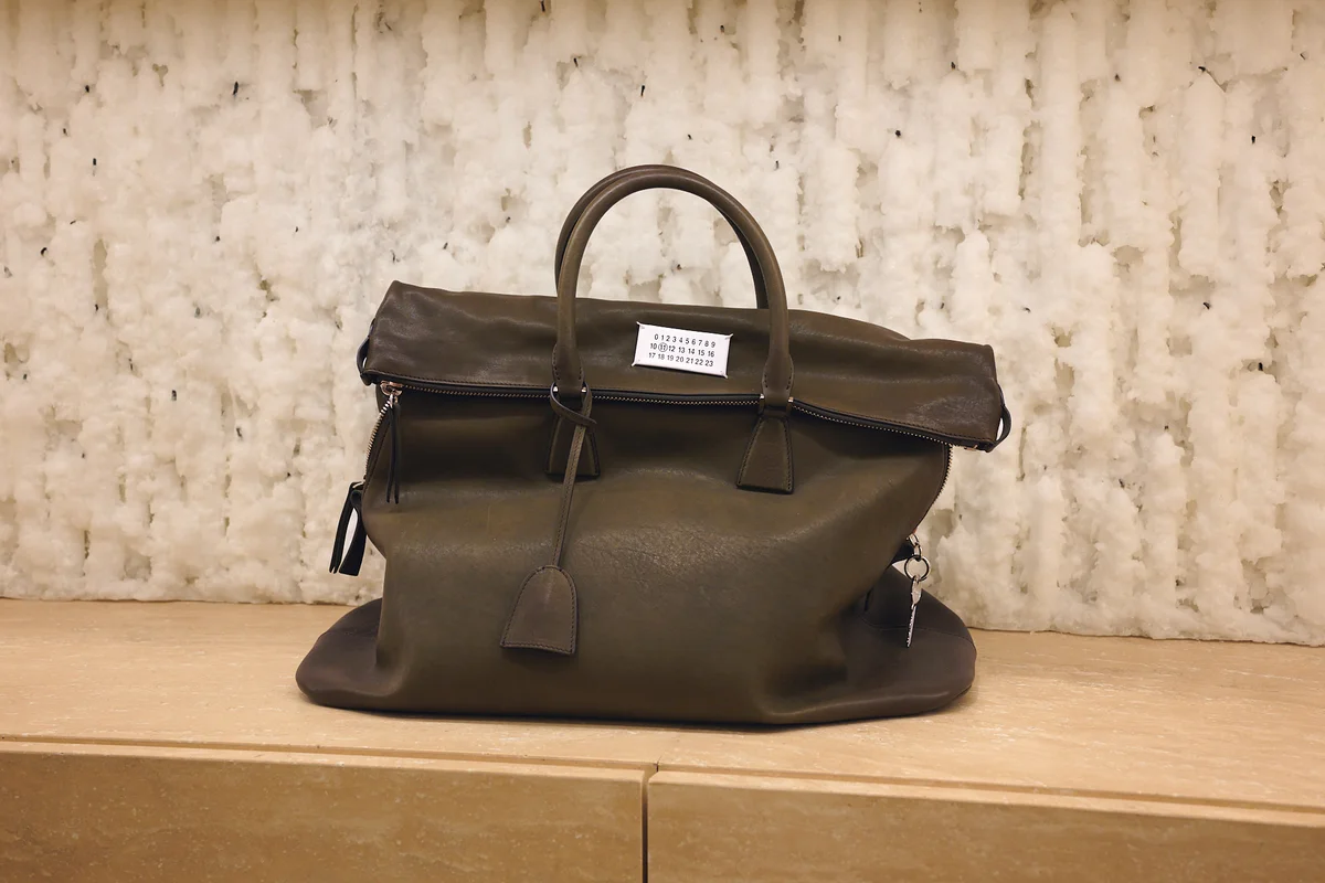 メゾン マルジェラ　Maison Margiela　バッグ「5AC」XL カーキ ¥684,200　ポップインイベントレポート　